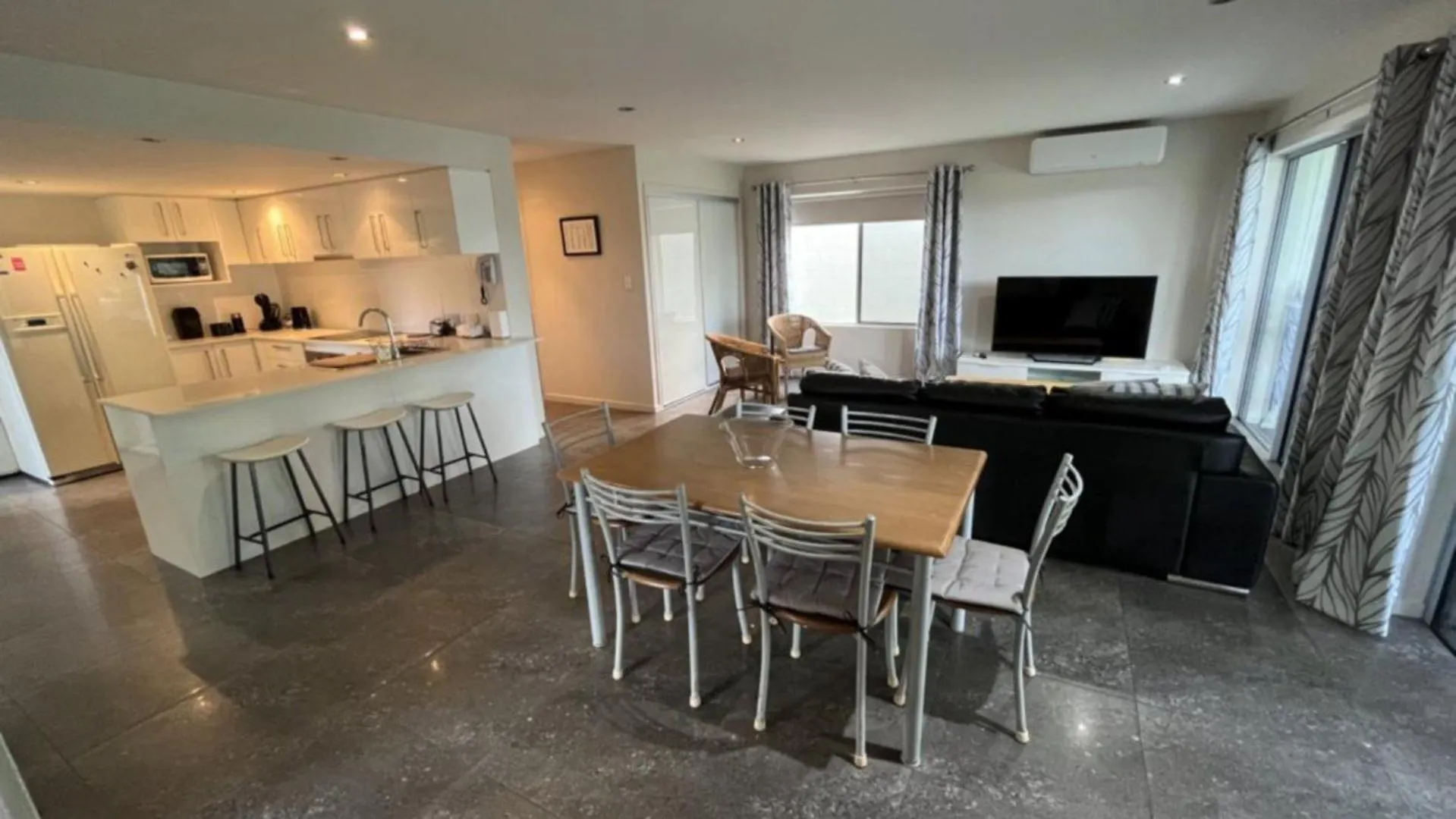 Holiday home 1 - 5A Coochin Street, Dicky Beach - 200M To Beach Caloundra